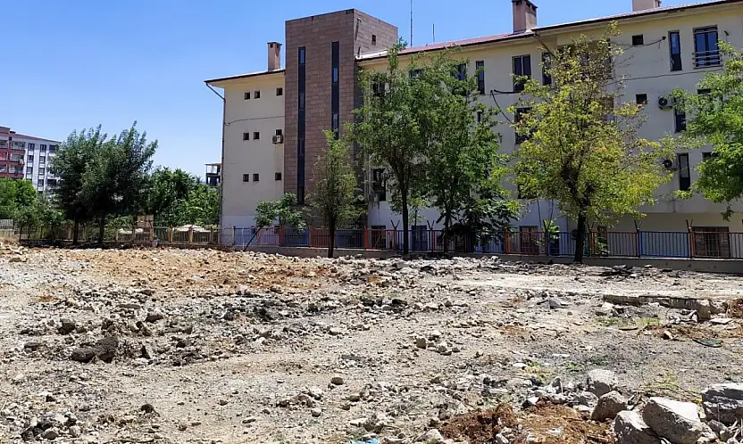 Siirt'te Yıkılan Salih Omurtak Ortaokulu İçin Velilerden Çağrı: Öğrenci Mağduriyeti Son Bulsun