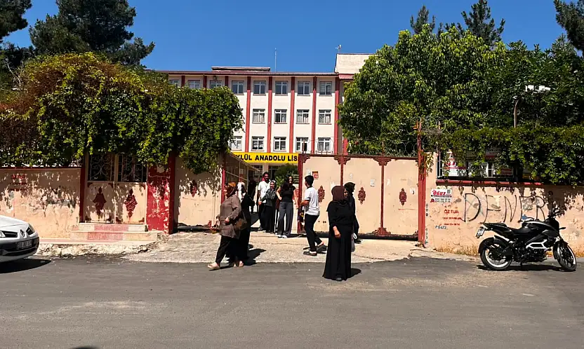 Siirt'te YKS'nin İkinci Oturumu AYT Tamamlandı