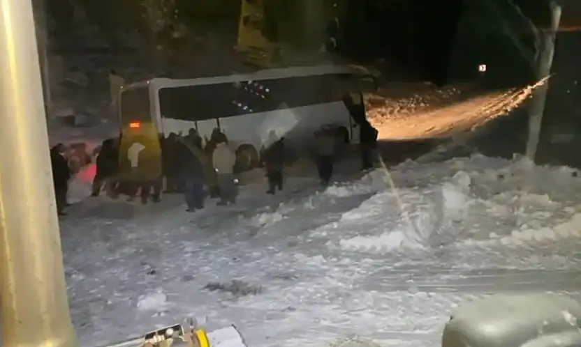 Siirt'te Yoğun Kar Altında Zamanla Yarış! Cenaze İçin Geldiler Yolda Mahsur Kaldılar!