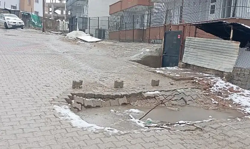 Siirt'te yolda çökme meydana geldi