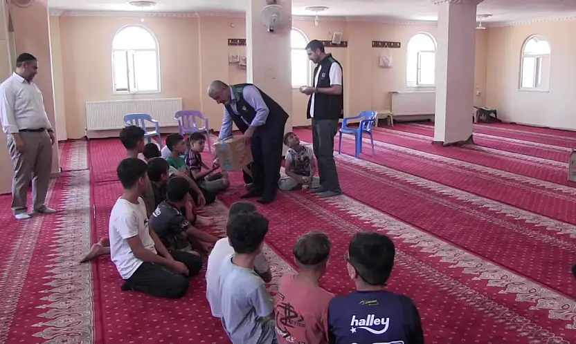 Siirt Umut Kervanı'ndan Yaz Kur'an Kursu Öğrencilerine Dondurma İkramı