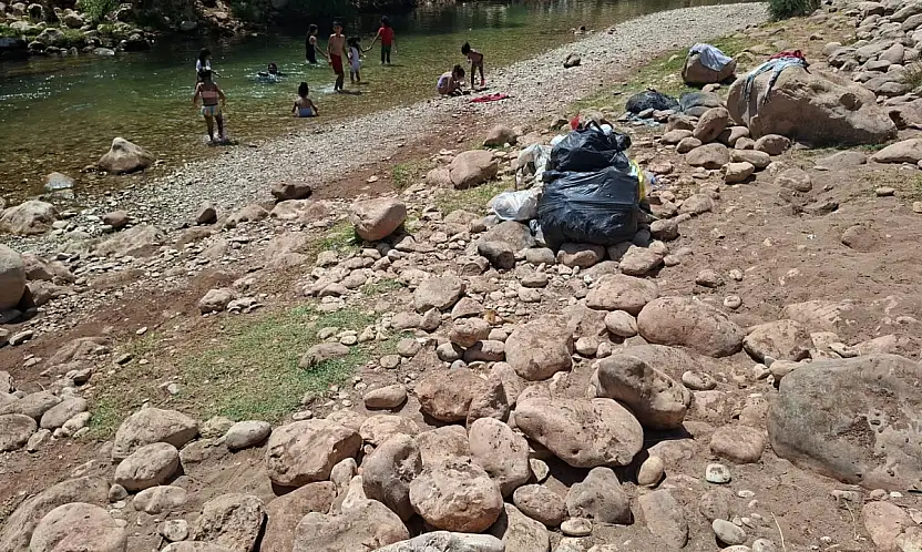 Siirt Zorava Çayı'nda İç Acıtan Görüntü: Pikniğe Geldi, Çöpleri Topladı
