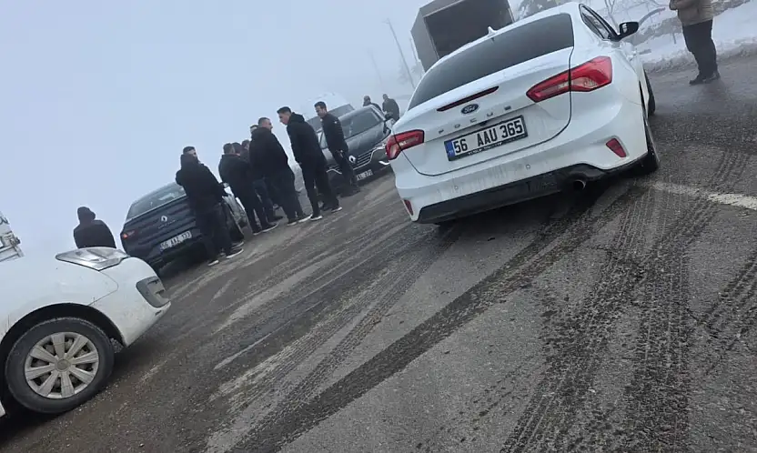 Siirt'in Kurtalan ilçesinde iki otomobil çarpıştı: 2 kişi yaralandı