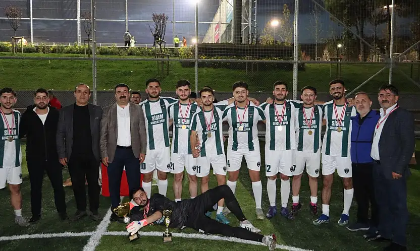 Siirtli Gençlerin Takımı İstanbul Ümraniye Futbol Turnuvasında Şampiyon Oldu