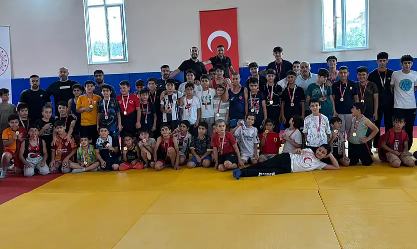 Siirtli Güreşçi Muhammed Rasim Çokal Türkiye Şampiyonası'na Katılma Hakkı Kazandı
