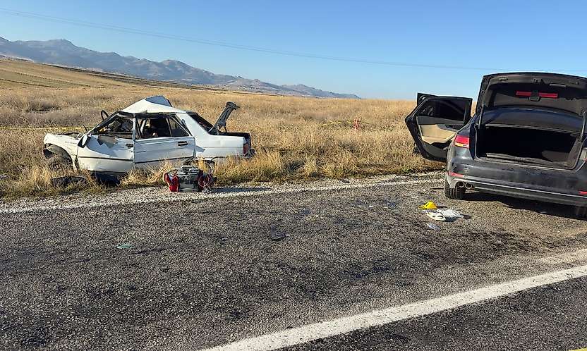 Siirtlilerin de Bulunduğu Araç Afyonkarahisar'da Kaza Yaptı: 4 Ölü, 4 Yaralı