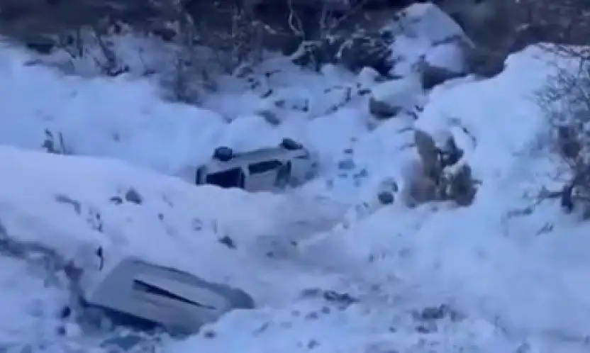Şırnak-Siirt karayolunda buzlanma kazası: TPAO aracı metrelerce aşağı uçtu! 4 Kişi yaralandı