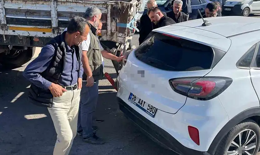 Siirt'te tırın dorsesi otomobilin teker bölümüne takıldı