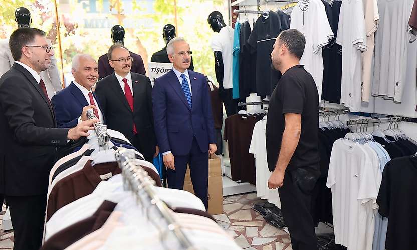 Ulaştırma ve Altyapı Bakanı Abdulkadir Uraloğlu Siirt Güres Caddesi'nde Esnafla Buluştu