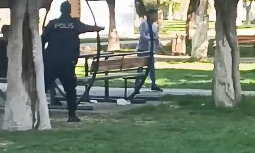 Siirt'te Zihinsel Engelli Genç Bıçakla Vatandaşlara Saldırdı