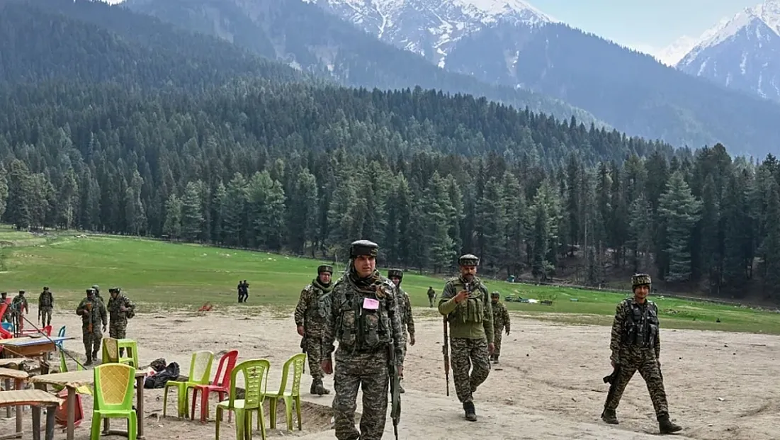 Dünya Tedirgin: Hindistan ve Pakistan Askerleri Gece Boyunca Çatıştı