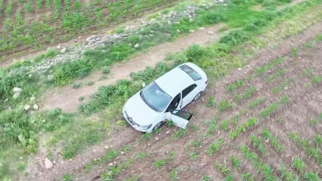 'Dur' ihtarına uymayarak tarlaya kaçan otomobilden 19 bin adet uyuşturucu hap çıktı