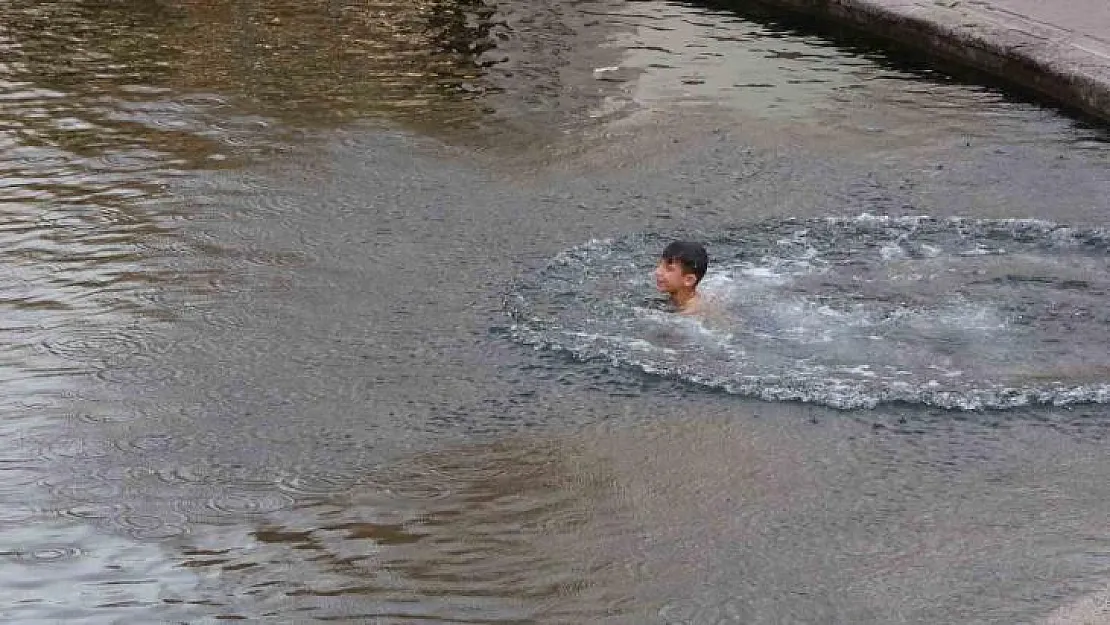 'Hava sıcak' deyip suya girdi, titreyerek röportaj verdi