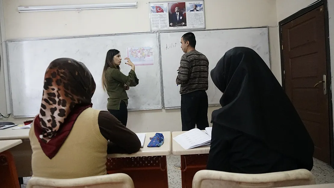 İşaret Diliyle Okuma Yazma Öğreniyorlar