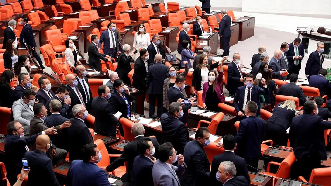 CHP ve HDP'den Üç İsmin Vekilliği Düşürüldü! Mecliste Tansiyon Yükseldi