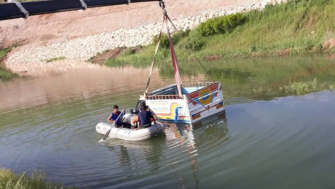 Aracıyla Başur Çayında Mahsur Kaldı