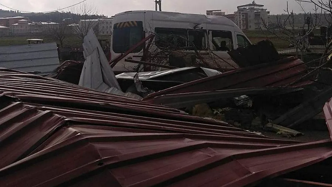 Siirt'te Faciadan Dönüldü! Yüzlerce Kilo Ağırlığındaki Çatı Minibüsün Üstüne Düştü