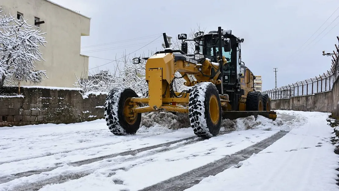 Kar Küreme Ve Yol Tuzlama Çalışmaları Sürüyor