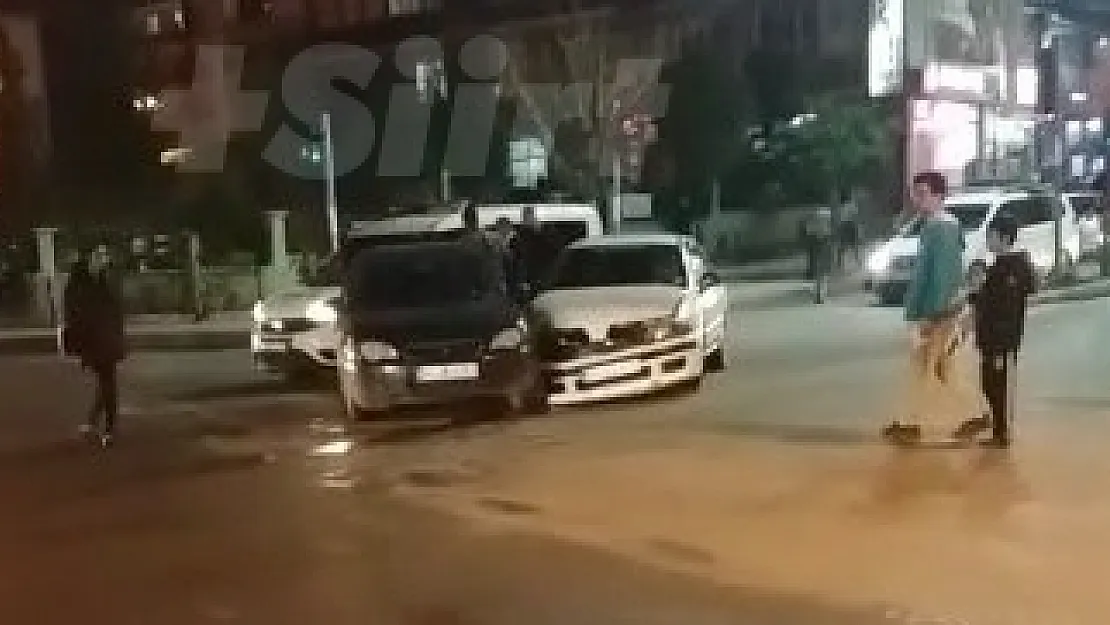 Siirt'te 2 Araç Çarpıştı