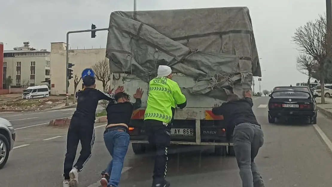 Siirt'te Yolda Kalan Kamyoneti Trafik Polisi İtti