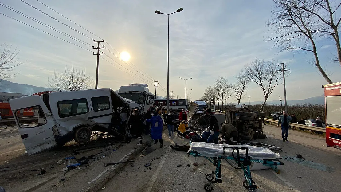 Freni Patlayan Tır  Dehşet Saçtı Çok Sayıda Ölü ve Yaralı Var