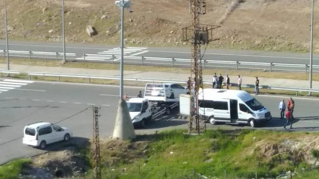 Siirt'te Otomobil ile Transit Çarpıştı