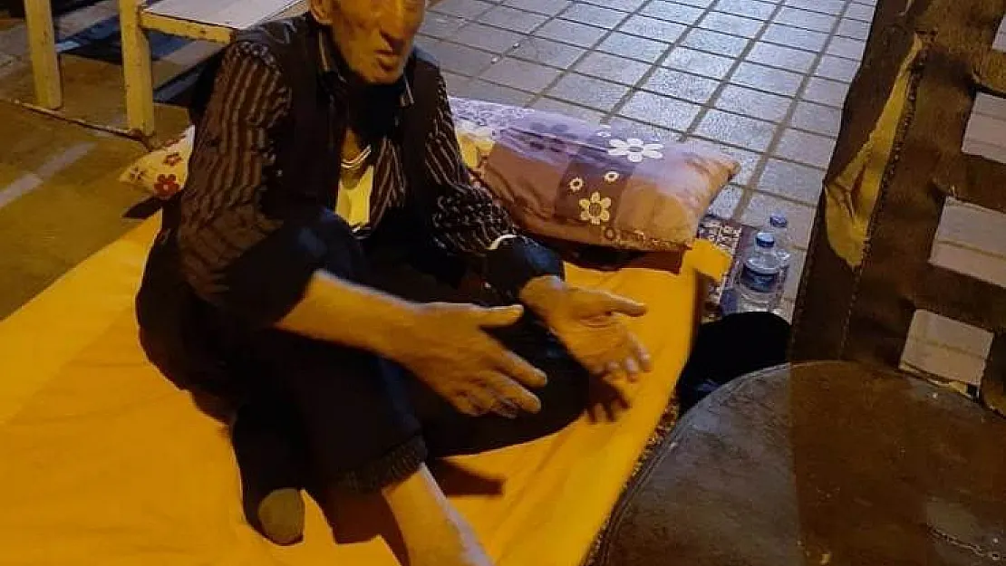 Siirt'te 88 Yaşındaki Yaşlı Adam Sokakta Yaşam Mücadelesi Veriyor