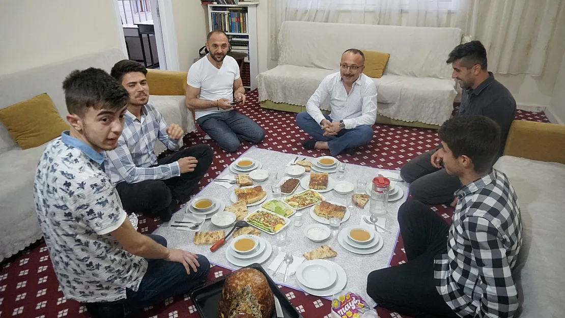 Vali Atik, gençlerin iftar davetine icabet etti