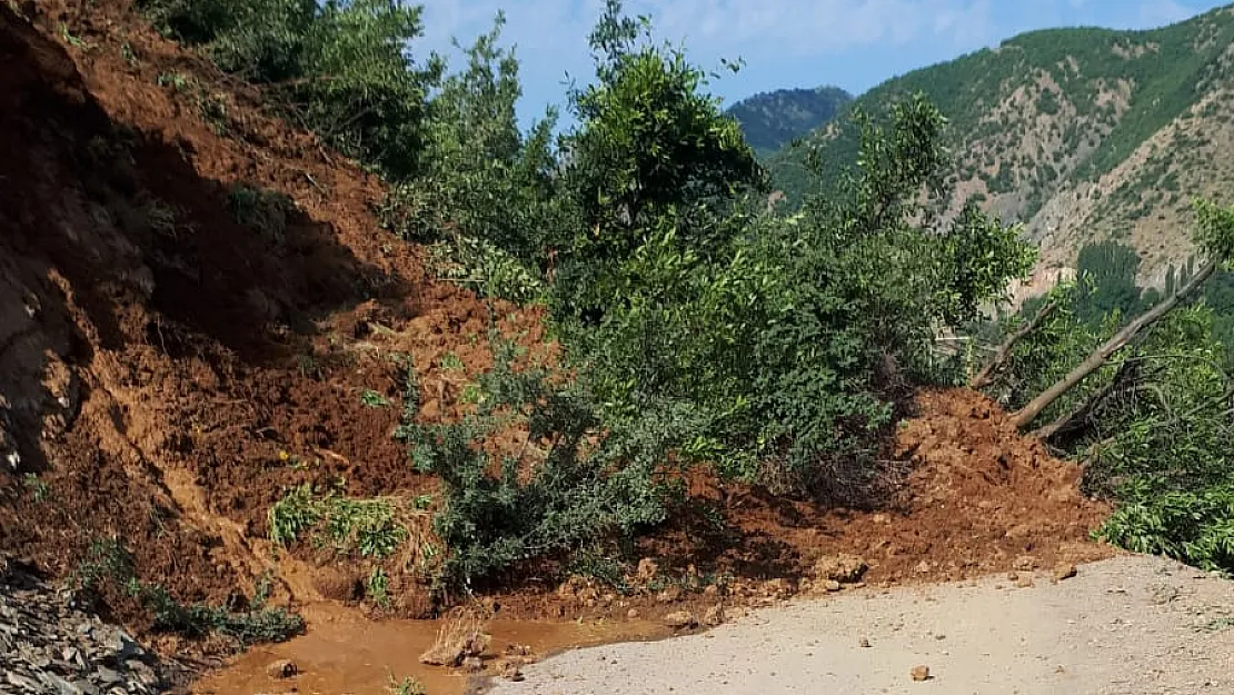 Yaz mevsiminde aşırı yağışlar köy yolunu kapattı