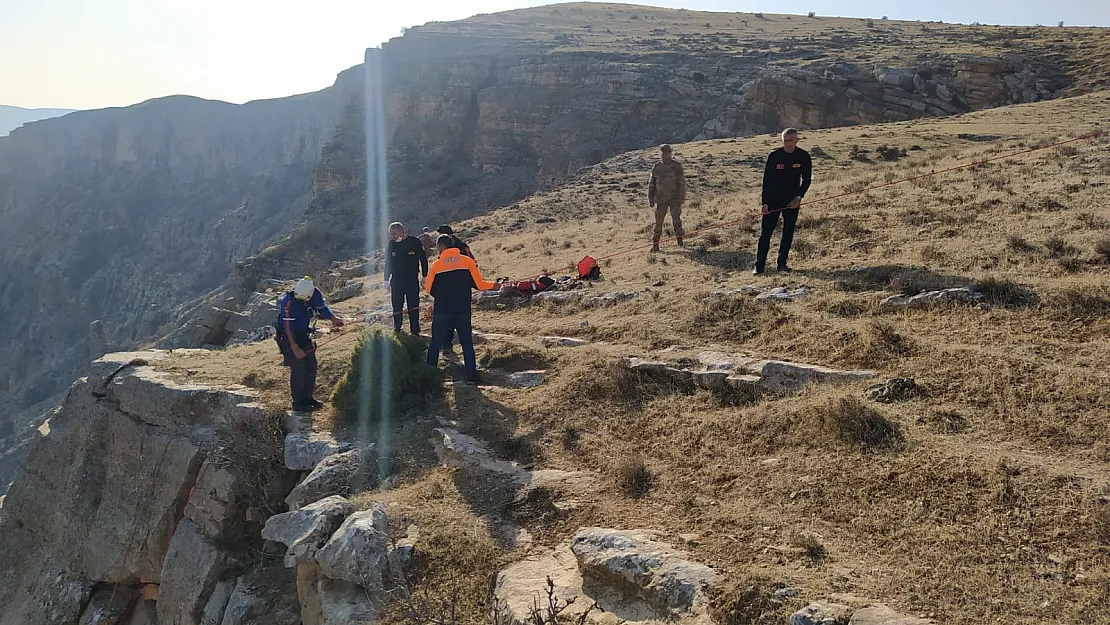 Kayalıklarda mahsur kalan keçi İtfaiye, AFAD, jandarma ekiplerince kurtarıldı