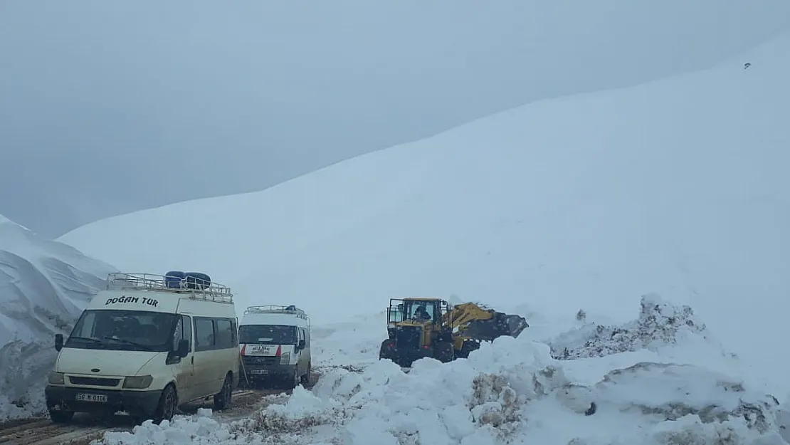 Karda Mahsur Kalan Araçlar Kurtarıldı