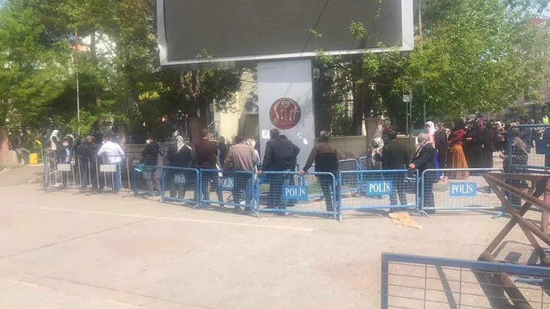 PTT Önünde Bitmek Bilmeyen Kuyruk