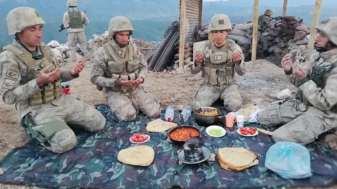 Mehmetçik elleri tetikte iftar açıyor