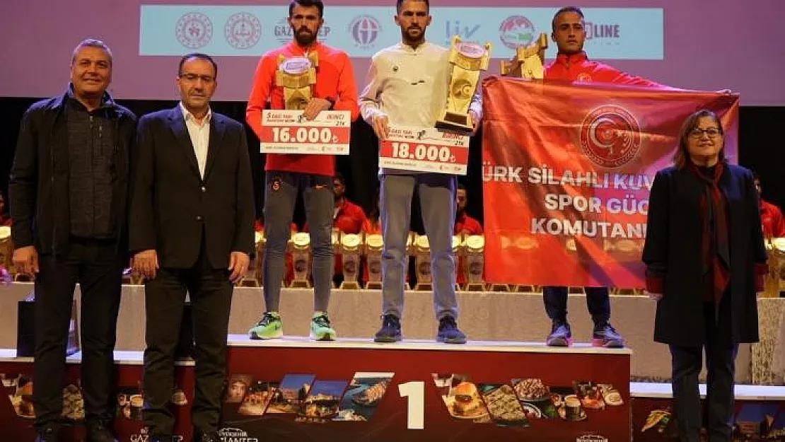 5. Gazi Yarı Maratonu'nda dereceye giren sporcular ödüllerini aldı