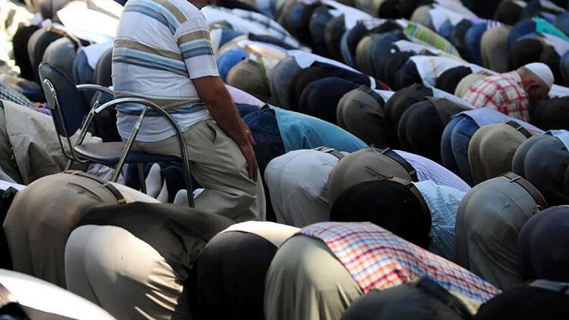 Camilerde sabit oturaklarda namaz uygulaması kaldırıldı