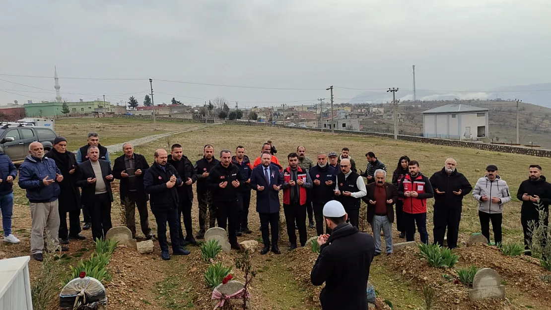 6 Şubat Depreminde Hayatını Kaybeden Siirtli Vatandaşlar Mezarları Başında Anıldı