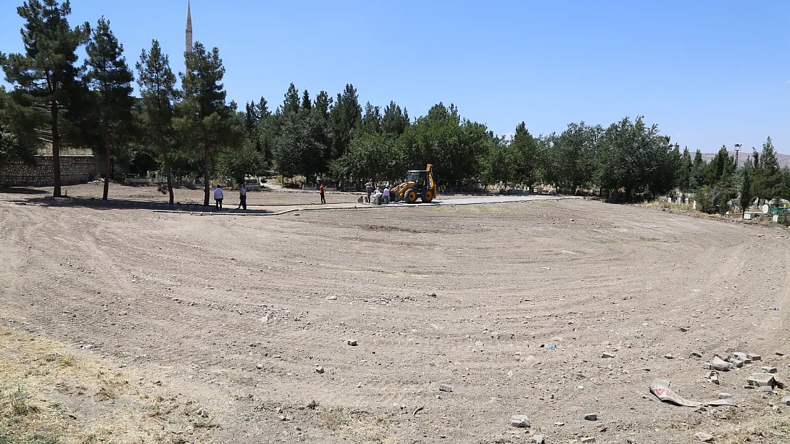 Siirt Belediyesi Mezarlıklarda Çevre Düzenleme Ve Bakım Çalışması Başlattı