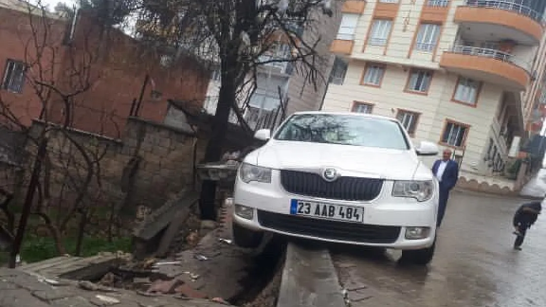 Siirt'te Yol Çöktü: Otomobilin Yarısı Havada Kaldı