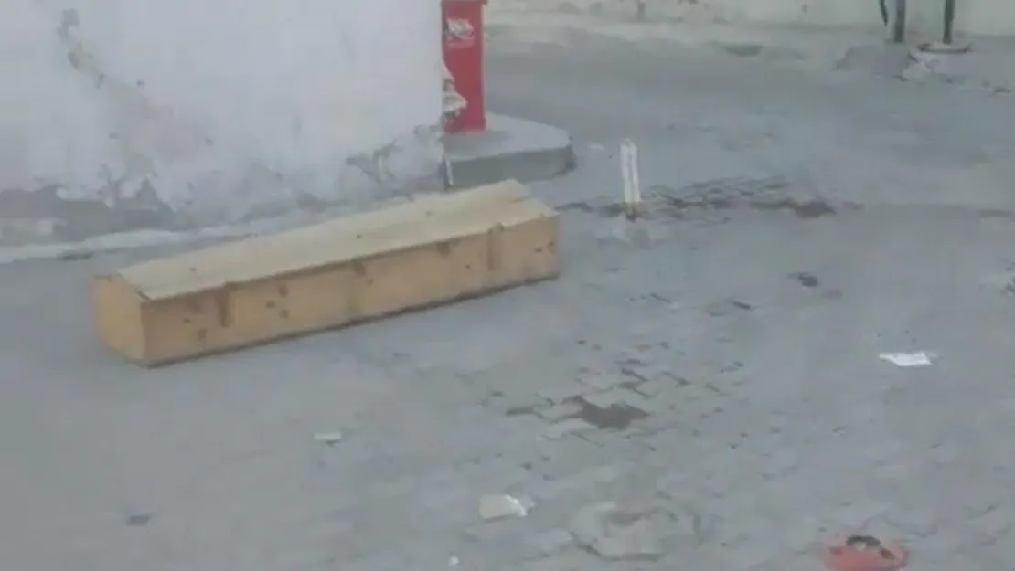 Siirt'te Sokak Ortasında Unutulan Tabut Korkuya Neden Oldu