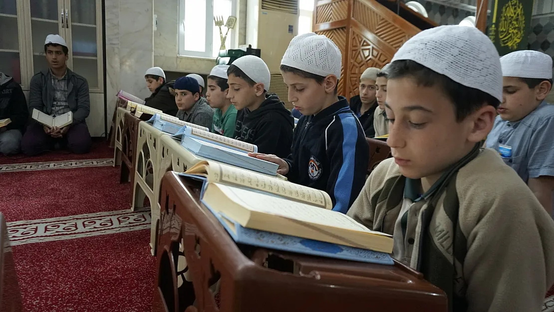 Siirtli genç hafızların okuduğu mukabele ilgi görüyor