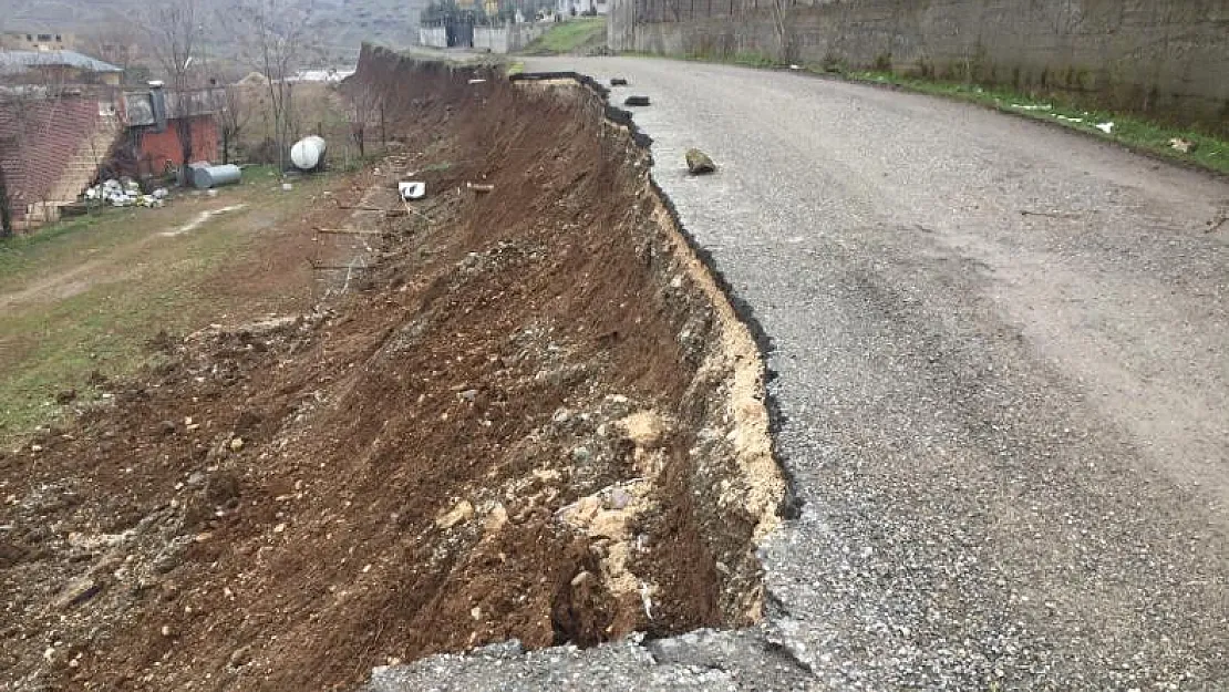 Siirt'te Heyelan: Yol Çöktü