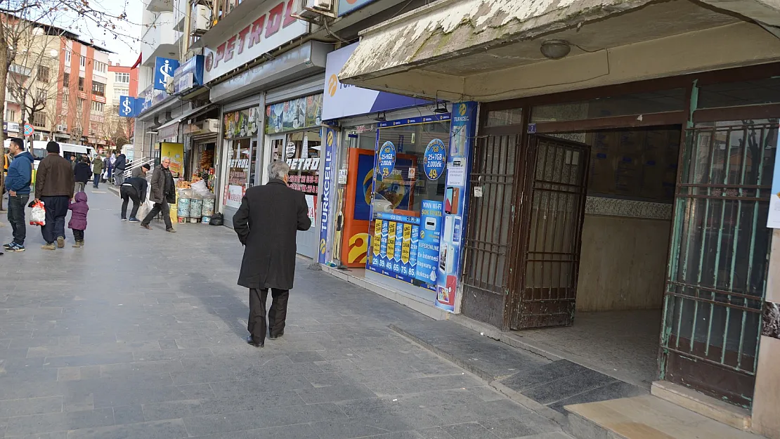 Namaz kılarken cüzdanı çalındı