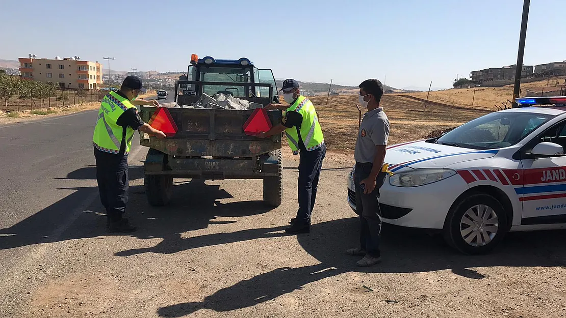 Siirt'te  Sürücülere Reflektör Dağıtıldı