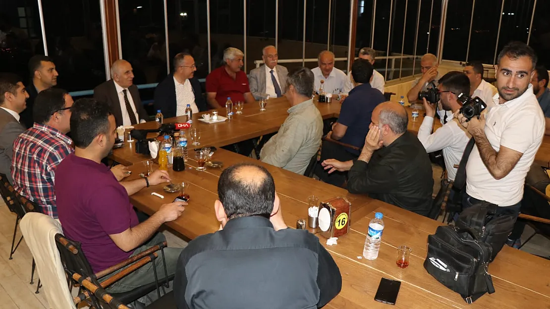 Vali Atik, gazetecilerle iftarda bir araya geldi