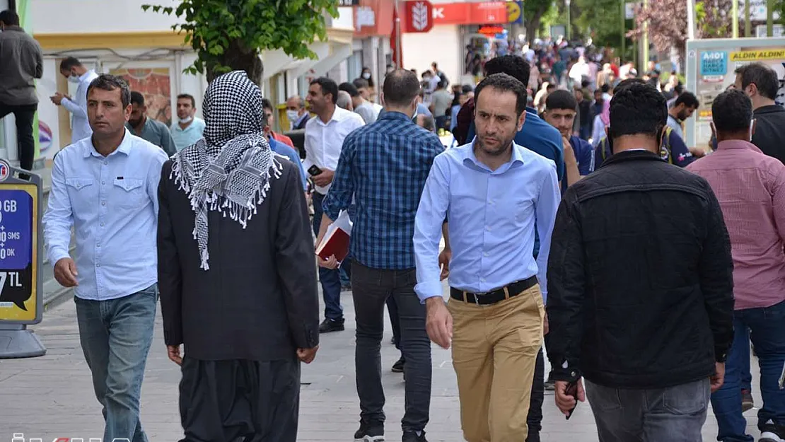 ​Siirt'te vatandaşlar 103 emekli amiralin bildirisine tepki gösterdi