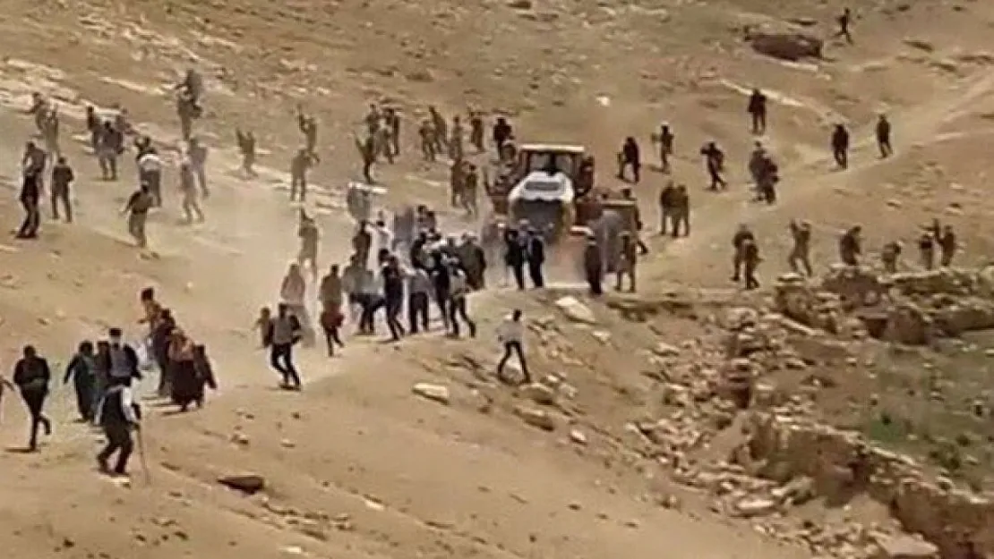 Van Gürpınar'daki protesto sırasında asker ve korucular eylemcilere karşı havaya ateş açtı