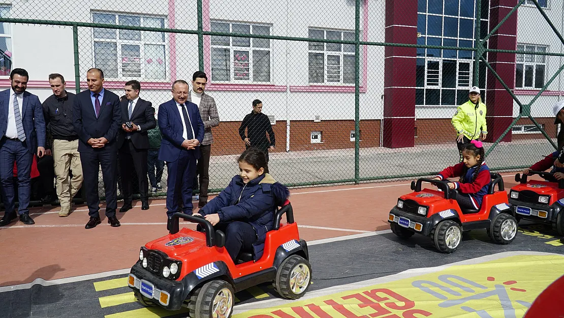 Mobil Trafik Eğitim Tırı Sayesinde Siirtli Çocuklar Bilinçleniyor