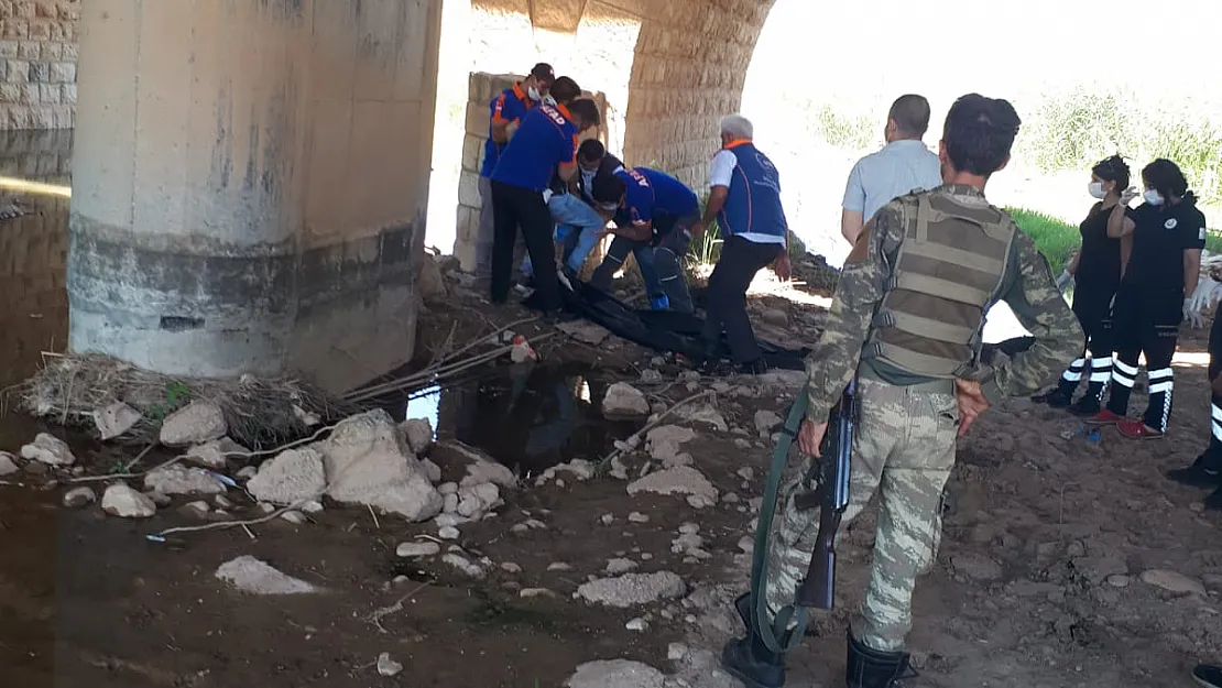 Siirt'te Kendini İple Köprüye Asan Genç Canına Kıydı