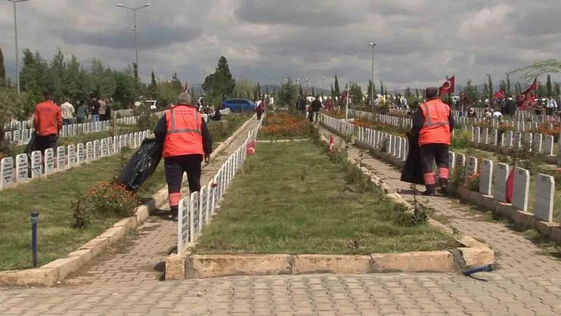 Acı dolu yürekleriyle görevlerinin başındalar