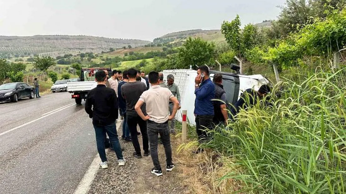 Adıyaman'da kontrolden çıkan minibüs yan yattı: 14 yaralı